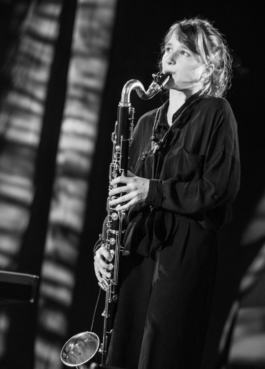 Abadie - 2 Photo noir et blanc d'une artiste de jazz au saxe basse